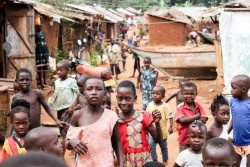 Děti v Ugandě zbytečně umírají na srpkovitou anémii, kterou lze léčit. Čeští lékaři a Luni architekti navrhli kliniku, která jim poskytne potřebnou péči.