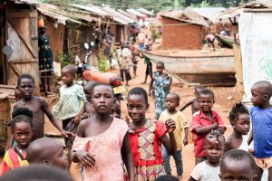 Děti v Ugandě zbytečně umírají na srpkovitou anémii, kterou lze léčit. Čeští lékaři a Luni architekti navrhli kliniku, která jim poskytne potřebnou péči.