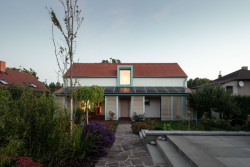 Směrem k ulici působí jako klasický podlouhlý dům se sedlovou střechou. (Rodinný dům v Klokočné od ateliéru Chrama)