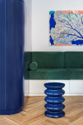 Sedací souprava na míru je vhodná i pro přespání hostů. (Rekonstrukce bytu Žižkov, NOMAARCH)