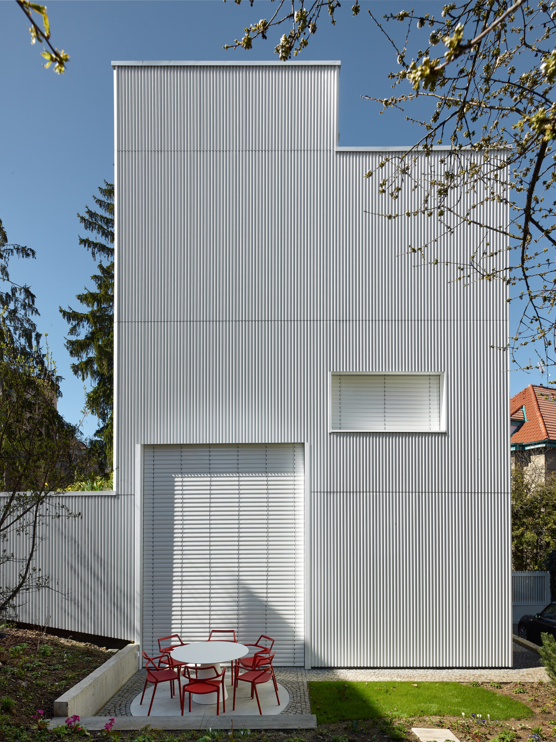 Bydlí zde jeho architekt Jan Tesař s rodinou, a je to znát. Vše v domě je prototyp, včetně dveřní kliky. Nachází se v Praze - Dejvicích hned za Fakultou architektury ČVUT.