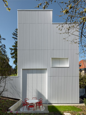Bydlí zde jeho architekt Jan Tesař s rodinou, a je to znát. Vše v domě je prototyp, včetně dveřní kliky. Nachází se v Praze - Dejvicích hned za Fakultou architektury ČVUT.