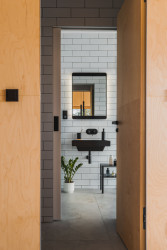 Na spodním podlaží se nachází ještě koupelna a pokoj. (Dům Větrník v Ruprechticích od atakarchitekti)