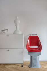 Retro akcent v podobě tramvajová židle (Rekonstrukce bytu Žižkov, NOMAARCH)