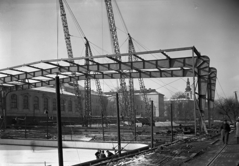 Výstavba ocelového skeletu konstrukce krytého kluziště realizovaná ve druhé polovině roku 1956. Zdroj: archiv Slezského zemského muzea