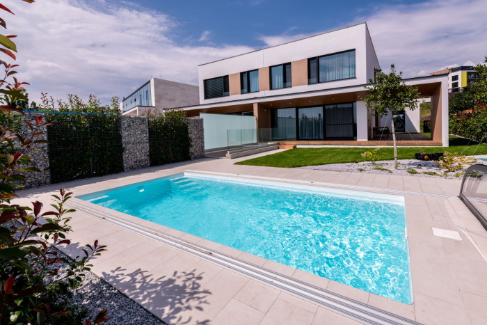 Laminátový bazén na zahradě moderní rodinné vily 