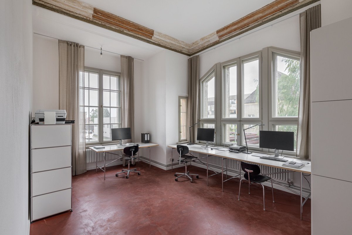 Rekonstrukce vily Heike; Christof Schubert Architekten: V prostorách se stejně jako před lety nachází mimo jiné i kanceláře
