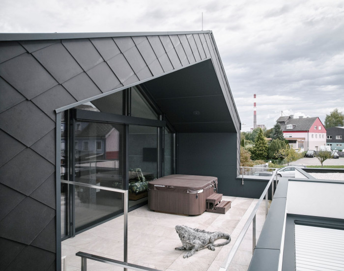 Skládaná střešní krytina Swisspearl na Domu Leimer v Lenzingu v Rakousku