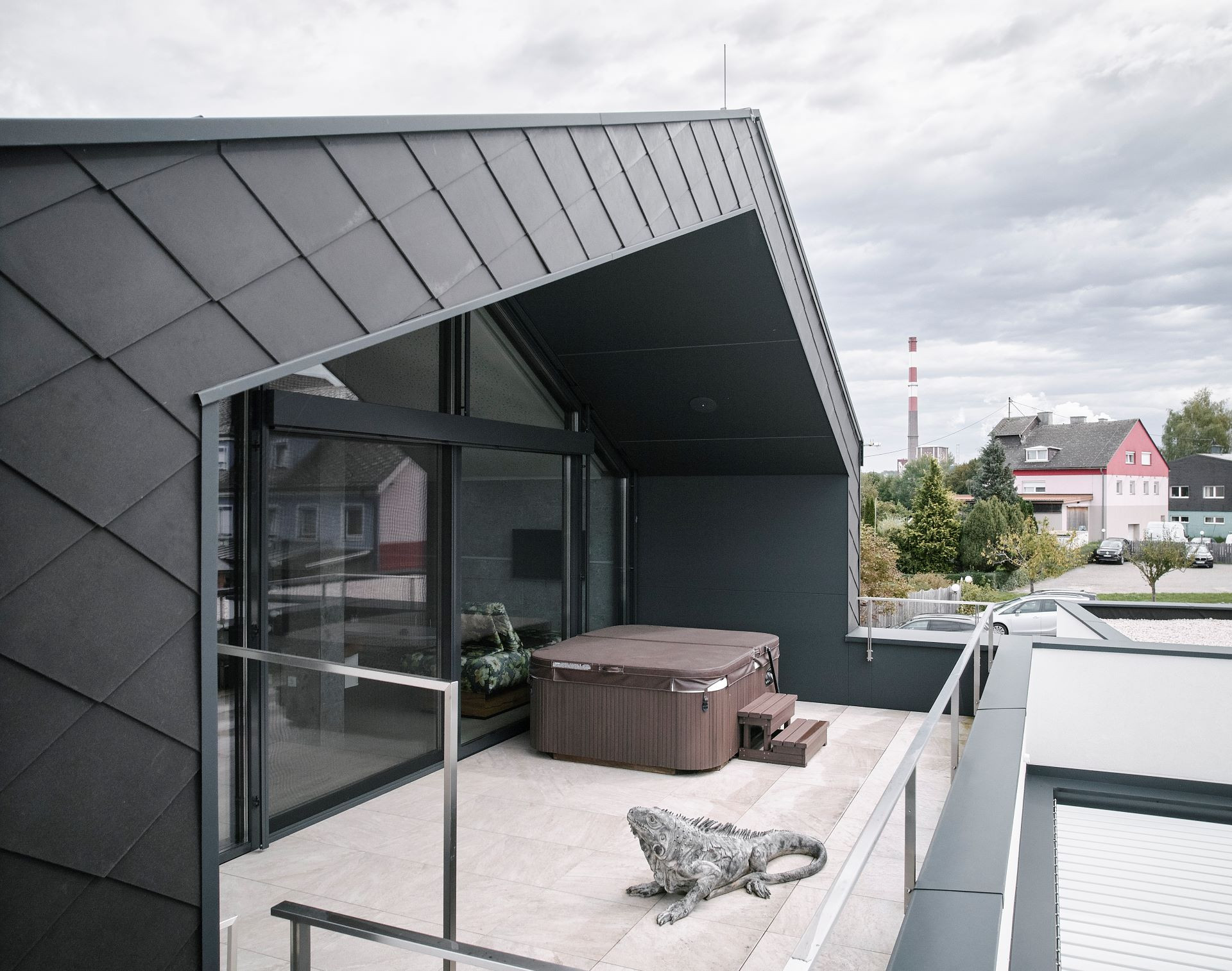 Skládaná střešní krytina Swisspearl na Domu Leimer v Lenzingu v Rakousku