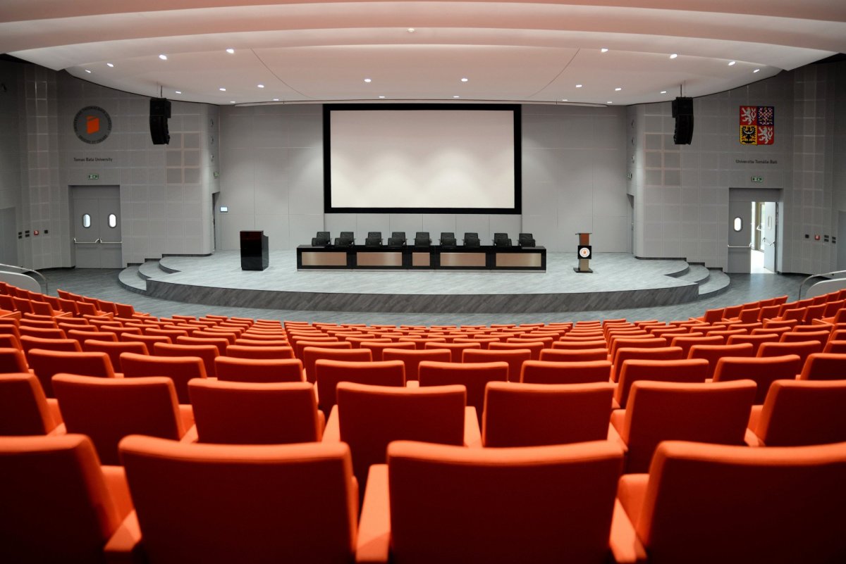 Čerstvě zrekonstruovaná UTB aula ve Zlíně od Evy Jiřičné (Al - Design)