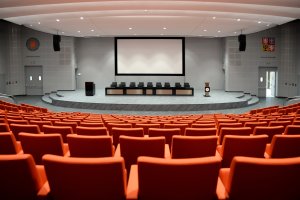 Čerstvě zrekonstruovaná UTB aula ve Zlíně od Evy Jiřičné (Al - Design)