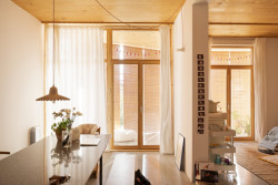 La Borda představuje průlomový model družstevního bydlení, kde se komunitní správa, sdílené prostory a udržitelná architektura spojují v jeden živý, flexibilní organismus.