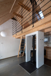 Dům na venkov, Michal Šiška: Každý z pokojů je navíc vybaven jakousi „půdičkou“ neboli galerií s patrem na spaní, přístupnou skrze strmé „žebříkové schody“