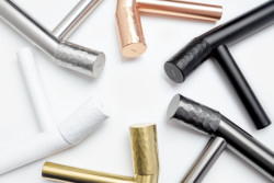 Ravak představil na letosním Designbloku novou kolekci vodovodních baterií Revers designérů Romana Vrtišky a Vladimíra Žáka.