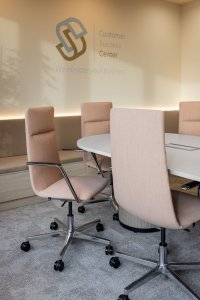 Křeslo Harmony Modern je navíc otočné a výškově nastavitelné.