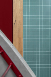 Interiéru dominují odstíny červené a zelenomodré. 