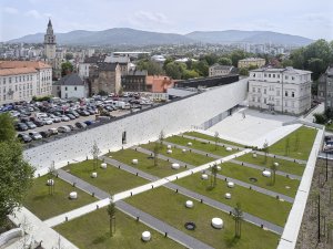 Za muzejními budovami vzniklo vydlážděné náměstíčko, které přechází do terasovité zatravněné zahrady. (Interaktivním centru pohádek a animace OKO v Bílsko-Bělé v Polsku, Nizio Design International)