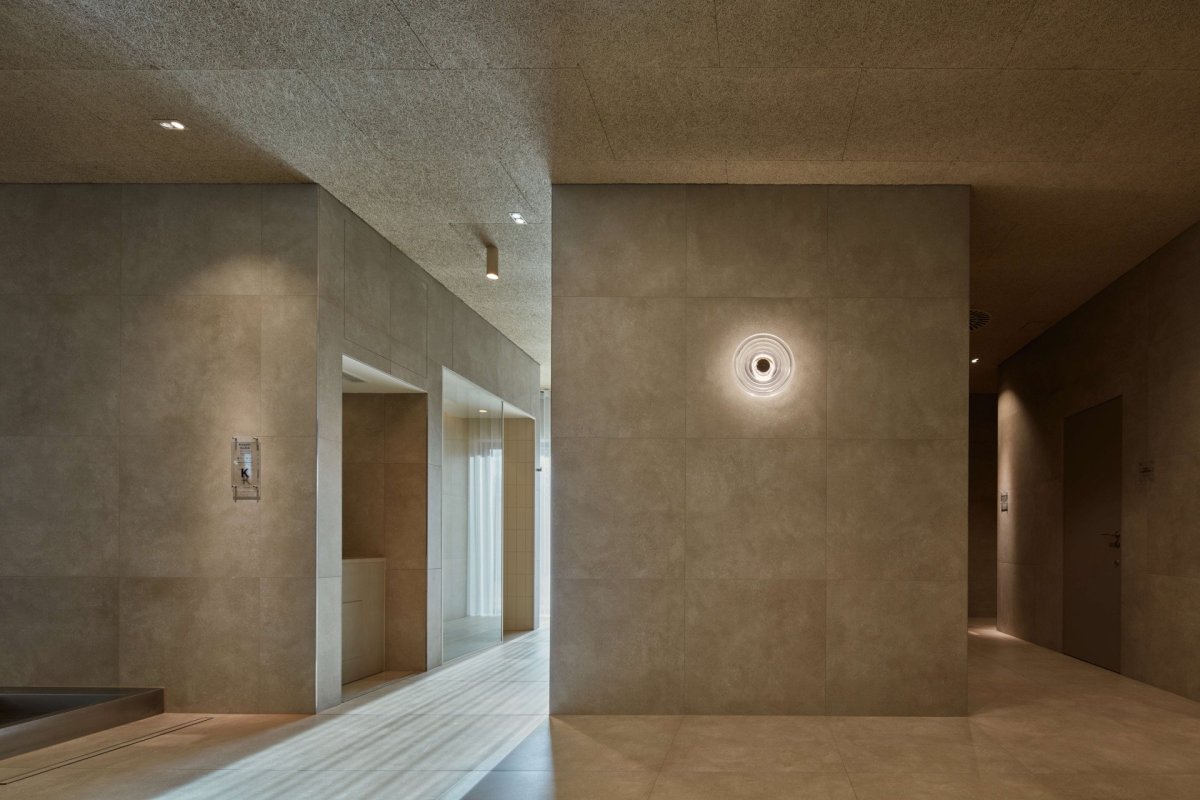 Wellness centrum lázní Aurora v Třeboni, Plus One Architects: Světla materiálově navazují na skleněné příčky a zábradlí.