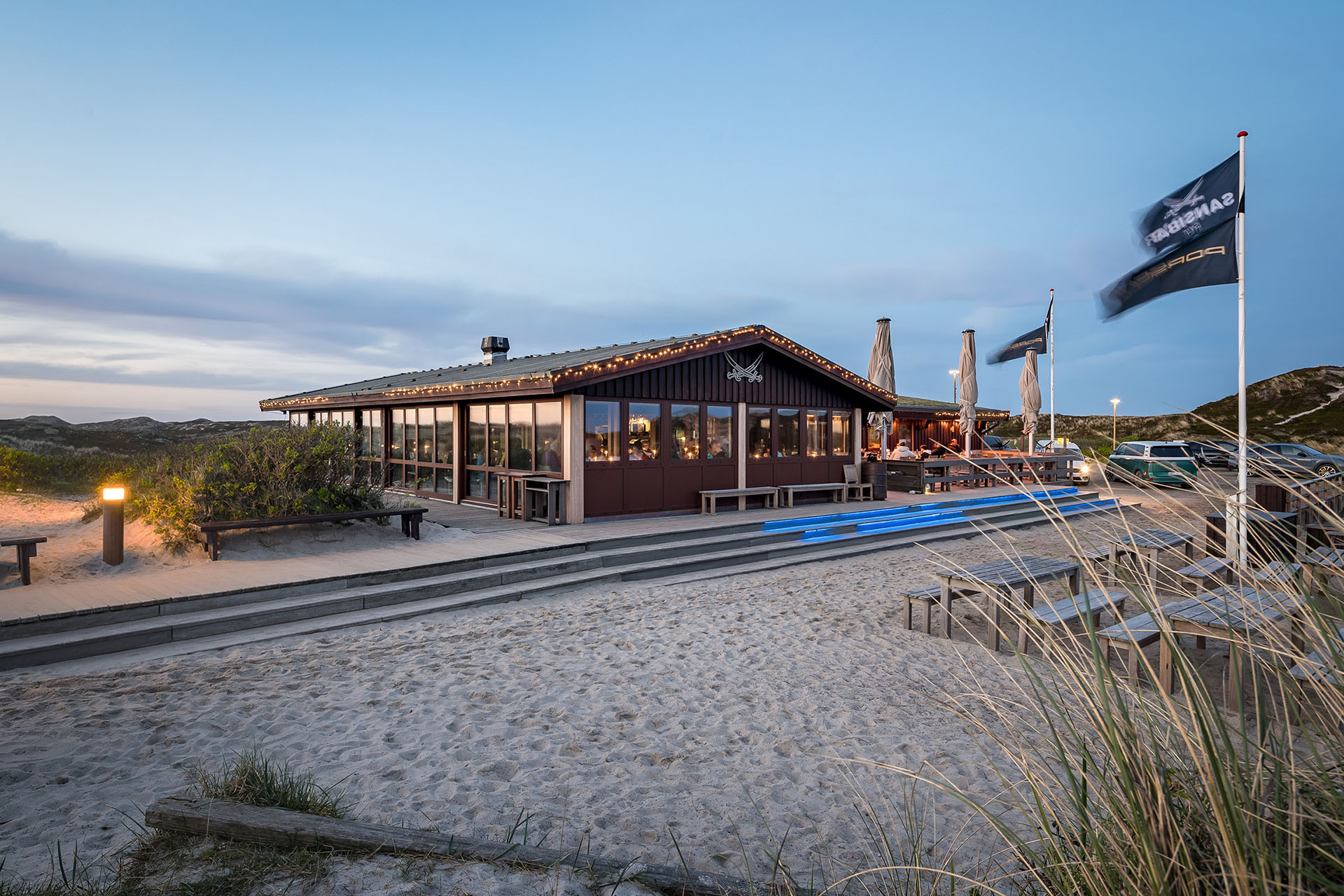 Národní poklad: „Sansibar“ na ostrově Sylt je oblíbeným místem v severním Německu. Po 40 letech provozu byla nutná rozsáhlá rekonstrukce. Plášť budovy byl osazen novými okny (Schüco AWS 75.SI+) a posuvnými systémy se zdvihem (Schüco ASE 80.HI).