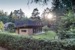 Na zešikmené střeše je nástavba v podobě černé kostky, která v sobě obsahuje další obytné místnosti