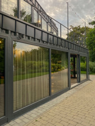 Kavárna Kontejner na Ortenově náměstí od Collarch studia