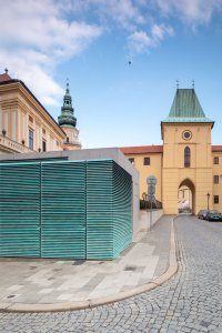 Lamely mají zelenkavou patinu, ladí tak s měděnými střechami historických staveb. (Vstupní objekt do zámeckých sklepů s trafostanicí v Kroměříži od Atelier Štěpán)