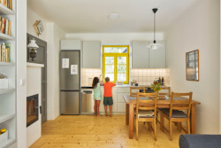 V přízemí došlo k propojení kuchyně s obývacím pokojem. (Rekonstrukce prvorepublikového domu v údolí, 0,5 Studio)