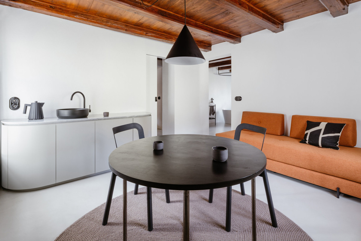 Pohled do apartmánu C (Nový penzion v Českém Krumlově; Tereza Komárková (Architéka), Lucie Němcová)