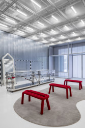 Multifunkční prodejna Off-White od Virgila Abloha a studia AMO