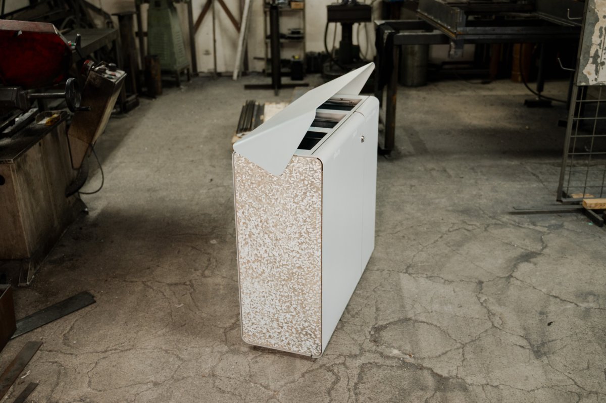 Vzhled košů Daku lze upravit pomocí různých materiálových výplní – od dřeva přes plech až po desky z recyklovaného plastu. (Koš Daku od Urbania)