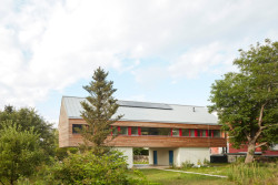 Jelikož novostavba stojí v záplavové oblasti řeky, hlavní výzvou a úkolem architektů bylo umístit obytné plochy nad úroveň stoleté vody. (Rodinný dům v Řevnicích, 0,5 studio)