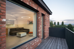 Ateliér Laplan proměnil bývalou trafostanici v moravském Vyškově na kanceláře a byt