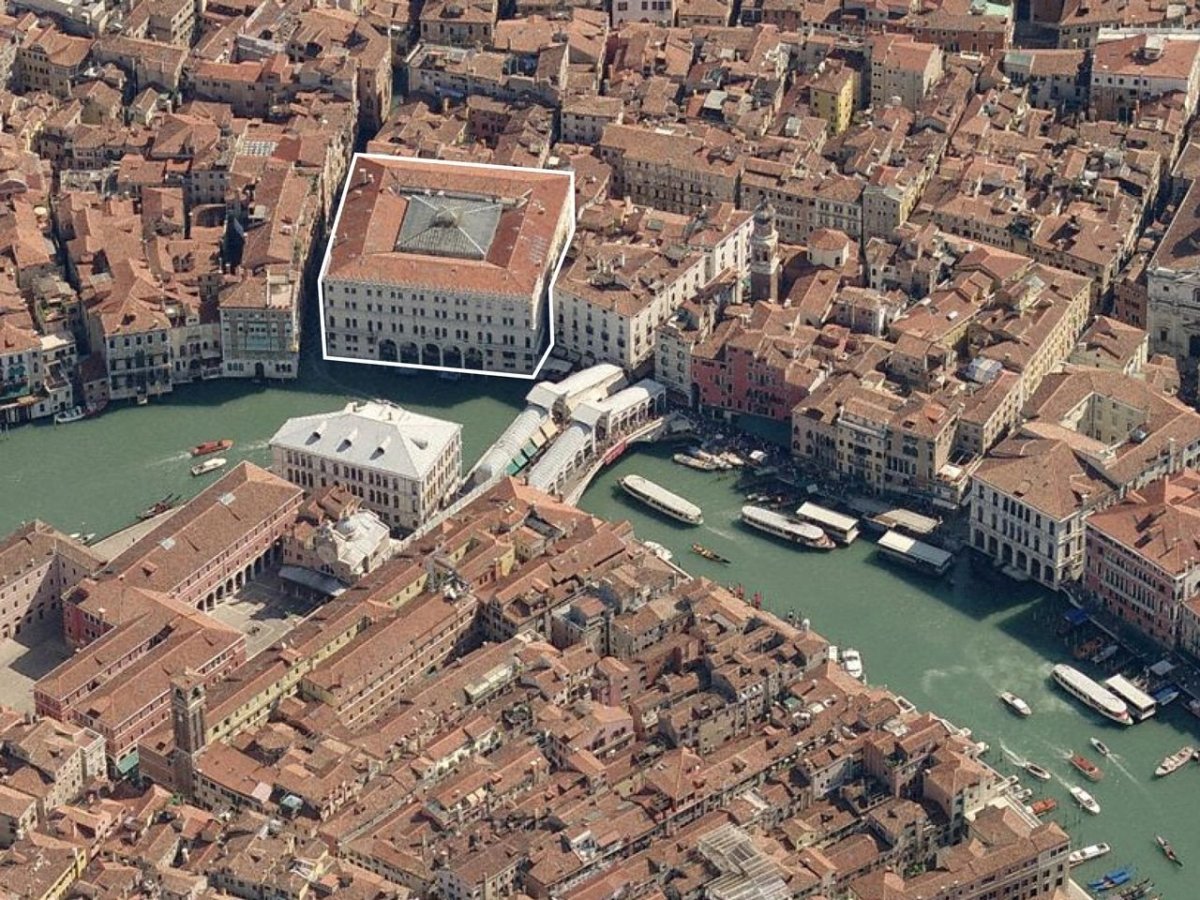 OMA, Fondaco dei Tedeschi, situace na leteckém snímku (hned u Canal Grande a mostu Rialto) – foto