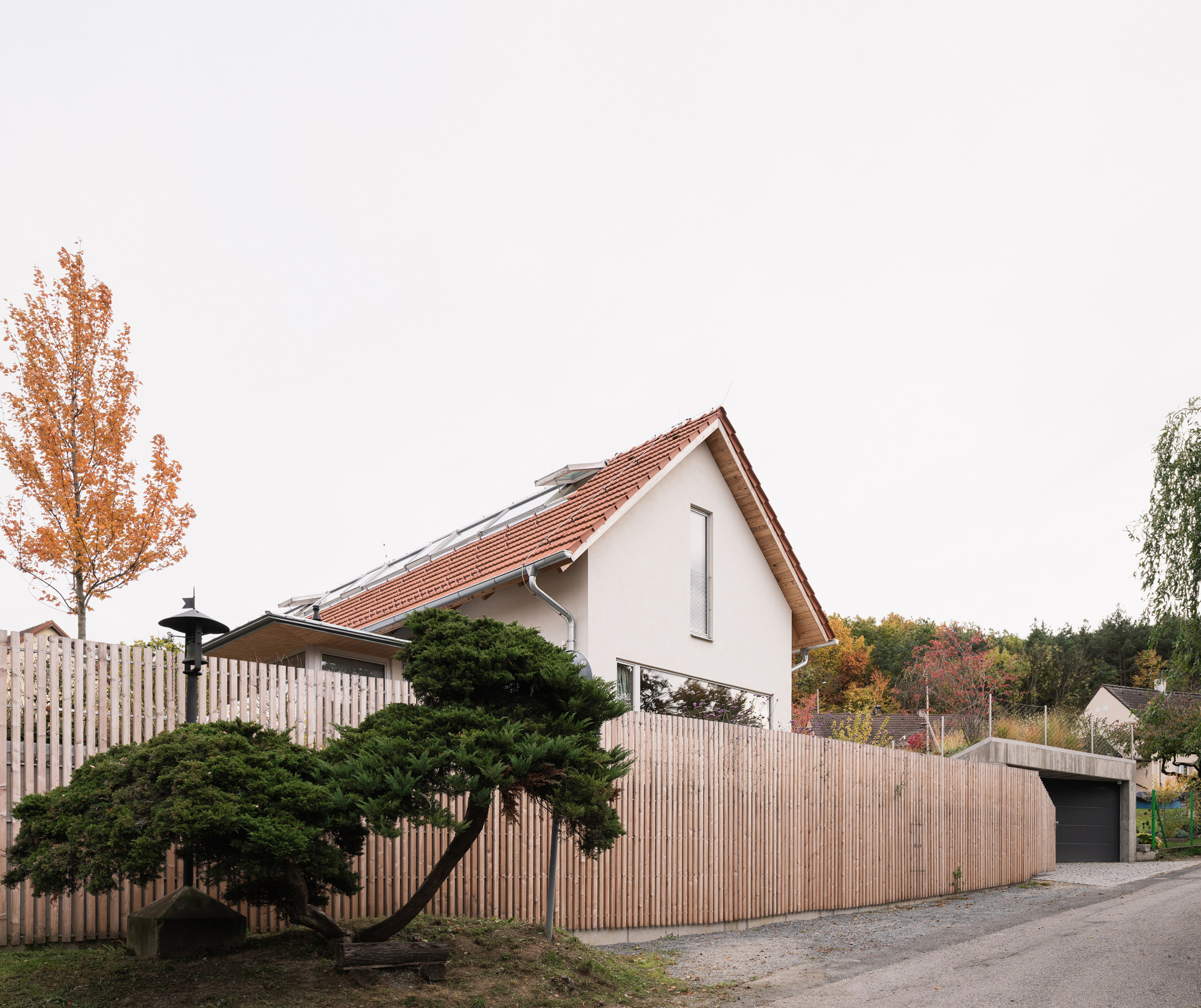 Ateliér Martin Neruda Architektura zrekonstruoval vyhořelý rodinný dům na pražské Zbraslavi