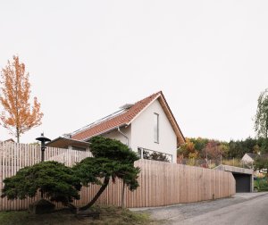 Ateliér Martin Neruda Architektura zrekonstruoval vyhořelý rodinný dům na pražské Zbraslavi