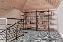 Mozaiku můžete položit i na podlahu a nahradit tak klasickou, a někdy už poněkud nudnou, dlažbu. 