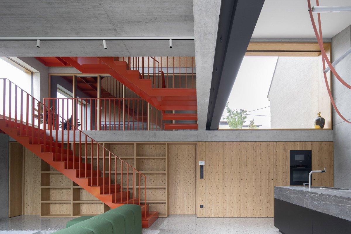 Rodinný dům Na rade, Noiz architekti: Obývací pokoj s kuchyní se nacházejí pod úrovní ulice