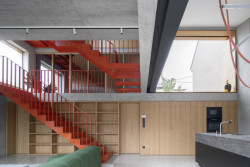 Rodinný dům Na rade, Noiz architekti: Obývací pokoj s kuchyní se nacházejí pod úrovní ulice