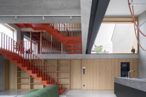 Rodinný dům Na rade, Noiz architekti: Obývací pokoj s kuchyní se nacházejí pod úrovní ulice