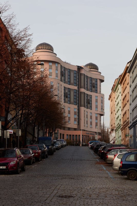 Skutečně, jeho architekta Iva Nahálku inspiroval preparovaný motýl za výlohou obchodu, jak později vyprávěl. Objevil se na fasádě, ovšem motýlovité tvary a vzory navrhl i do interiéru. Ne vše se realizovalo, ale původní návrhy je možné vidět na kresbách v hotelových saloncích.