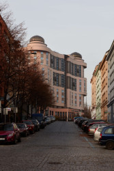 Skutečně, jeho architekta Iva Nahálku inspiroval preparovaný motýl za výlohou obchodu, jak později vyprávěl. Objevil se na fasádě, ovšem motýlovité tvary a vzory navrhl i do interiéru. Ne vše se realizovalo, ale původní návrhy je možné vidět na kresbách v hotelových saloncích.