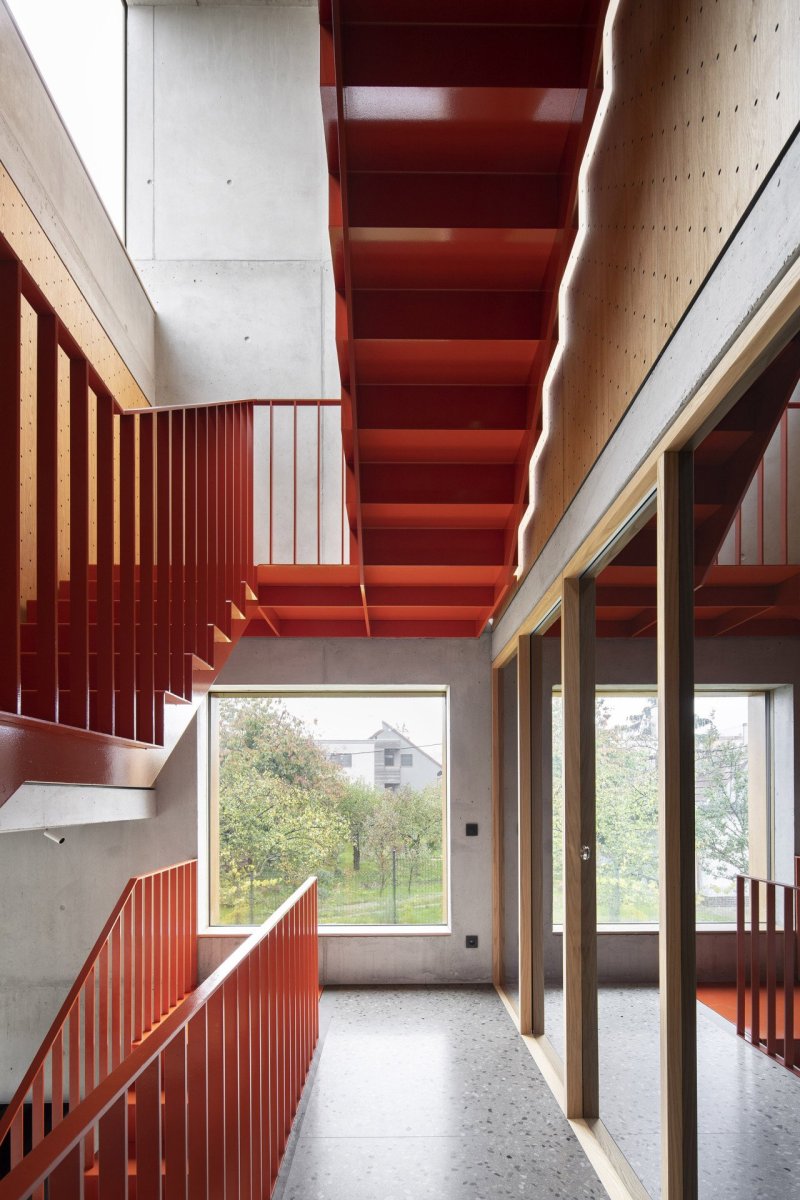 Rodinný dům Na rade, Noiz architekti: Prostoru dominuje barevné schodiště