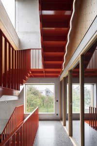 Rodinný dům Na rade, Noiz architekti: Prostoru dominuje barevné schodiště