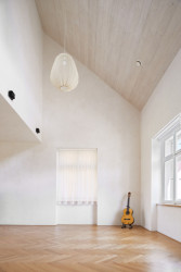 Dům v Ostopovicích, ORA: Zvenčí je dům střídmý, bílá barva a dřevo se dostalo i do interiérů