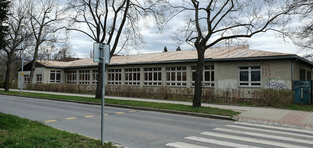 Stará pavilonová škola na sídlišti Solidarita