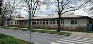 Stará pavilonová škola na sídlišti Solidarita