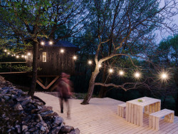 Pódium vedle Dubodomu (Dubodom od Pavola Šišky ve Svätém Juru)