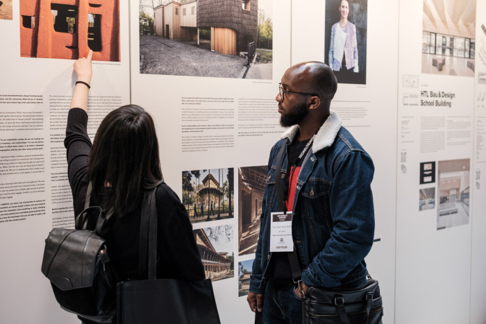 Letos je fotografická prezentace poprvé rozšířena o rozhovory s vybranými architekty, které přinášejí osobní pohledy na vystavené projekty.