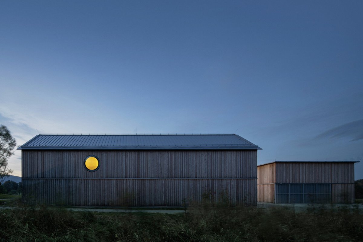 Zázemí údržby golfového rezortu v Ostravici pod Lysou horou od PAPOUSEK & SILHAN ARCHITECTS