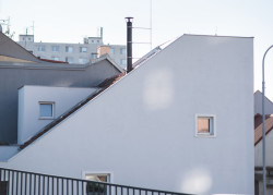 Z domu, ze kterého měla být do ulice vidět jen jeho čelní fasáda, se tím stal nárožní objekt. (Rodinný dům v Kohoutovicích, Ateliér Kopecký)